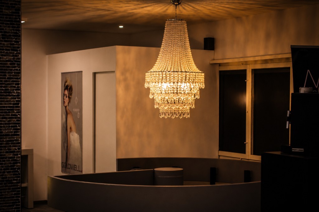 Eleganter Salon mit Kristallkronleuchter und warmem Licht