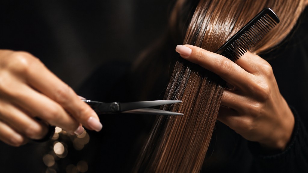 Praeziser Damenhaarschnitt mit Schere im Salon